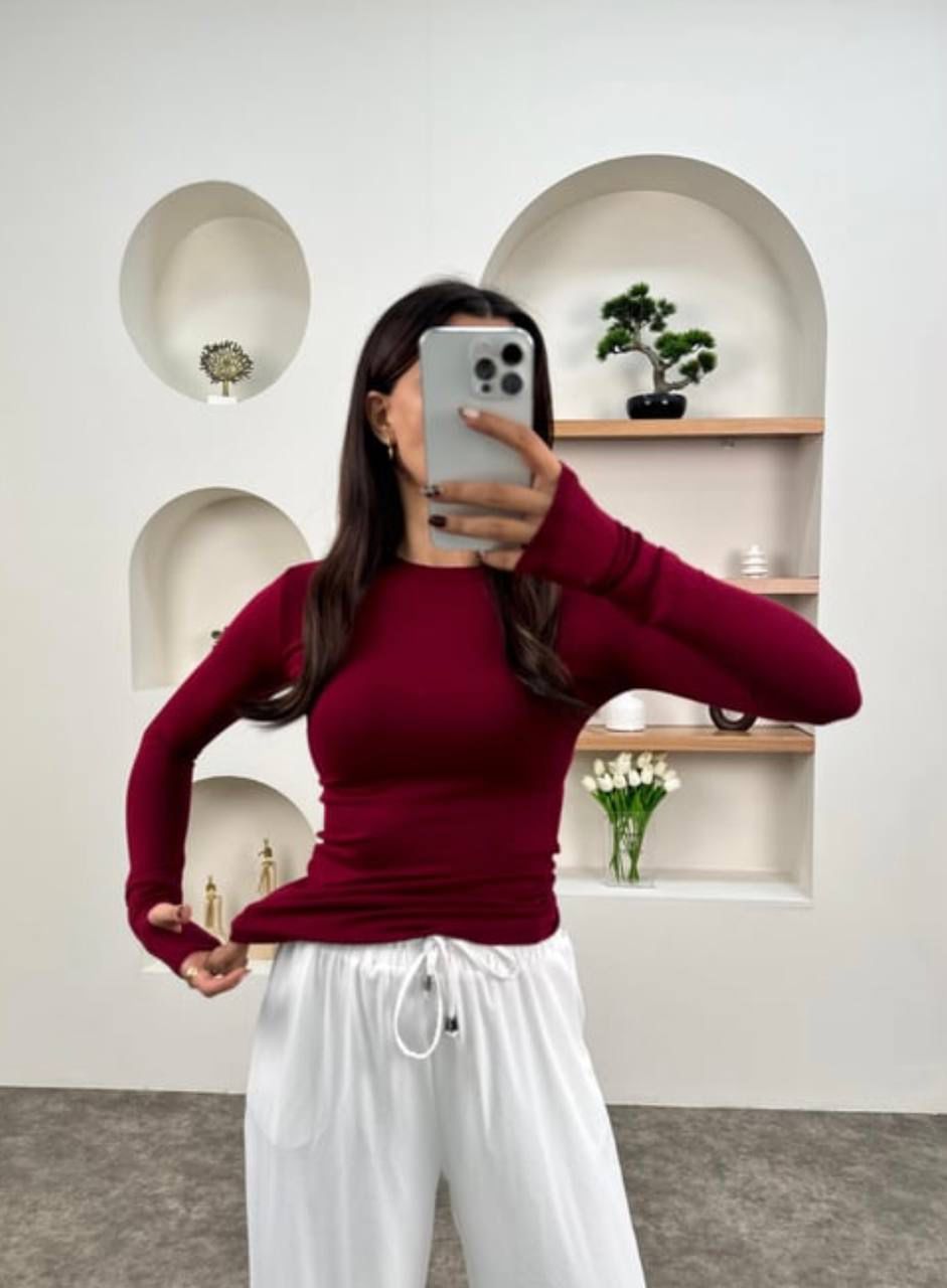 Minimalist Long-Sleeve Fitted Top